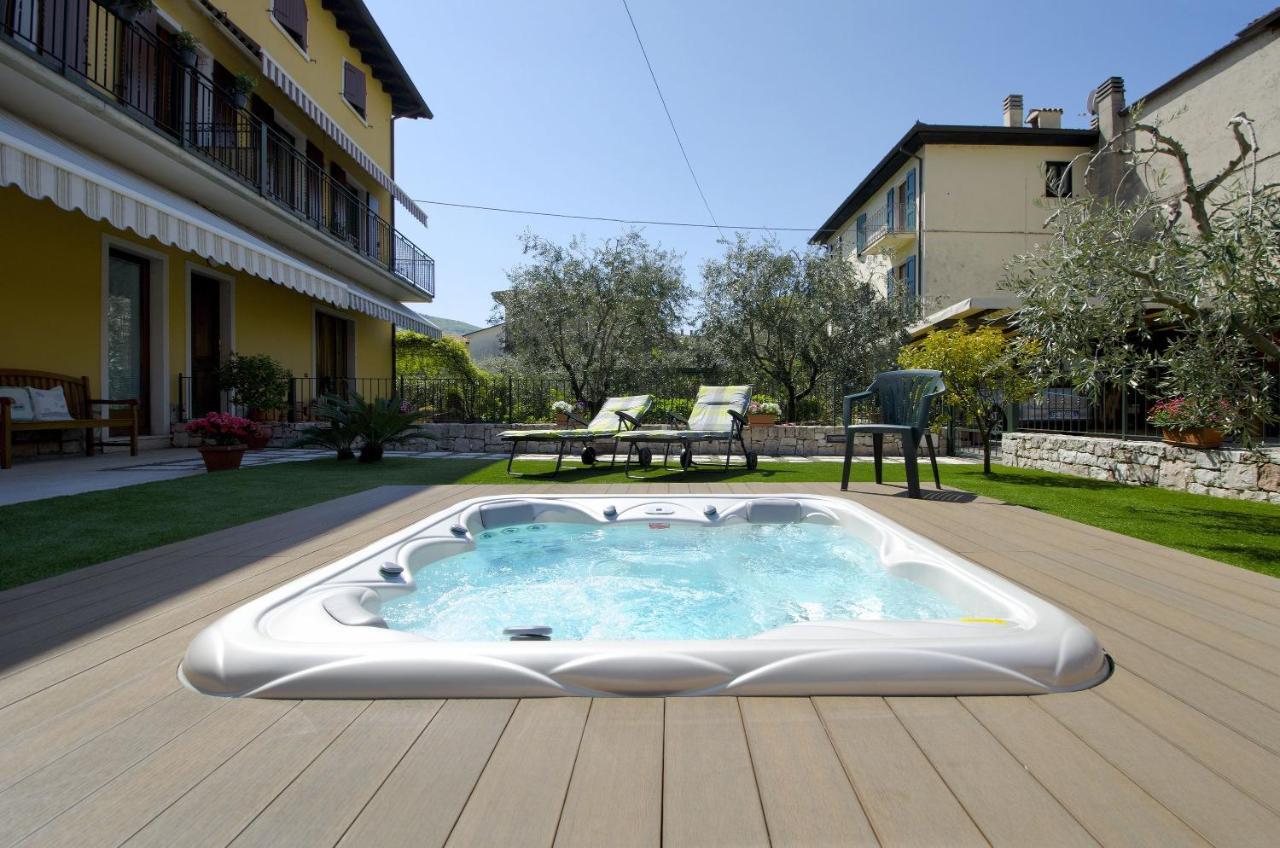 トッリ・デル・ベーナコAccogliente Apt Al Centro Con Giardino E Jacuzziアパートメント エクステリア 写真