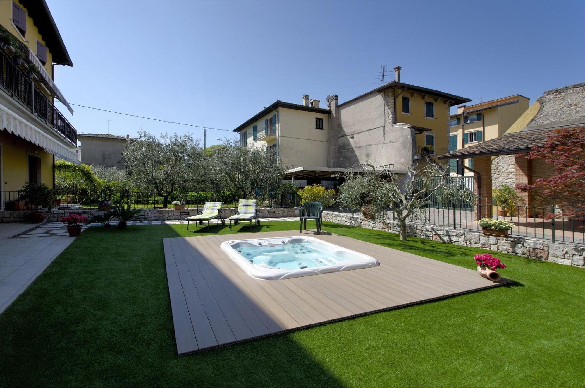 トッリ・デル・ベーナコAccogliente Apt Al Centro Con Giardino E Jacuzziアパートメント エクステリア 写真